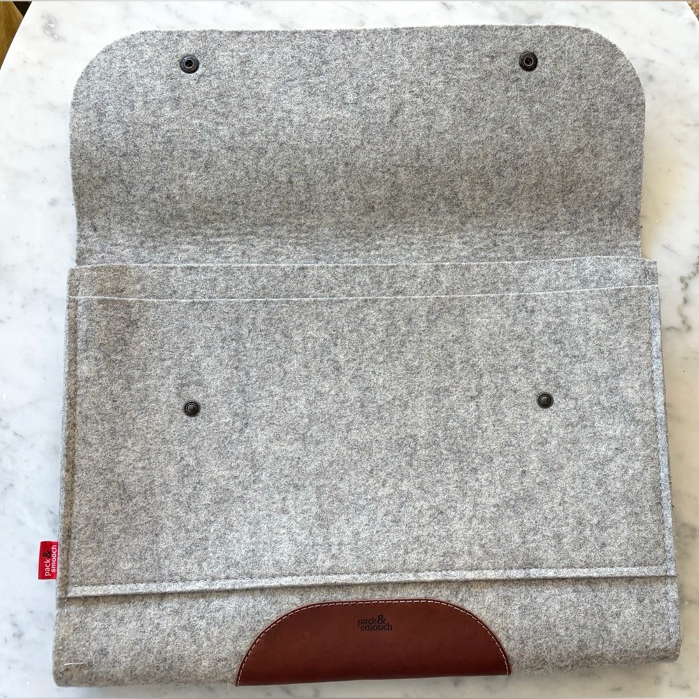 Pack &Smooch Felted Wool and Leather Laptop Sleeve, grey, int. pockets,snap, EUC - Picture 2 of 10